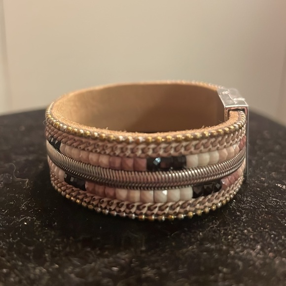 NWOT 7.5” tan leather bracelet with braided and double seed bead layers - Picture 9 of 14